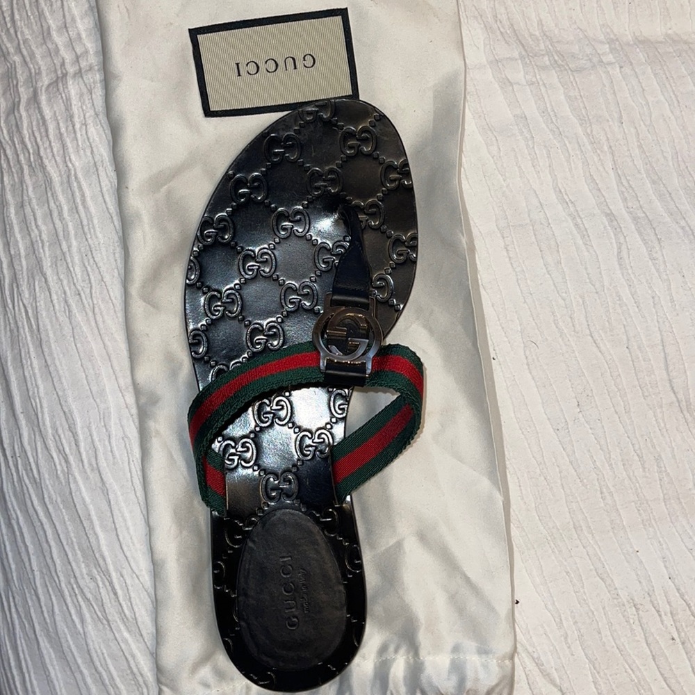 Gucci GG logo leather flip flop